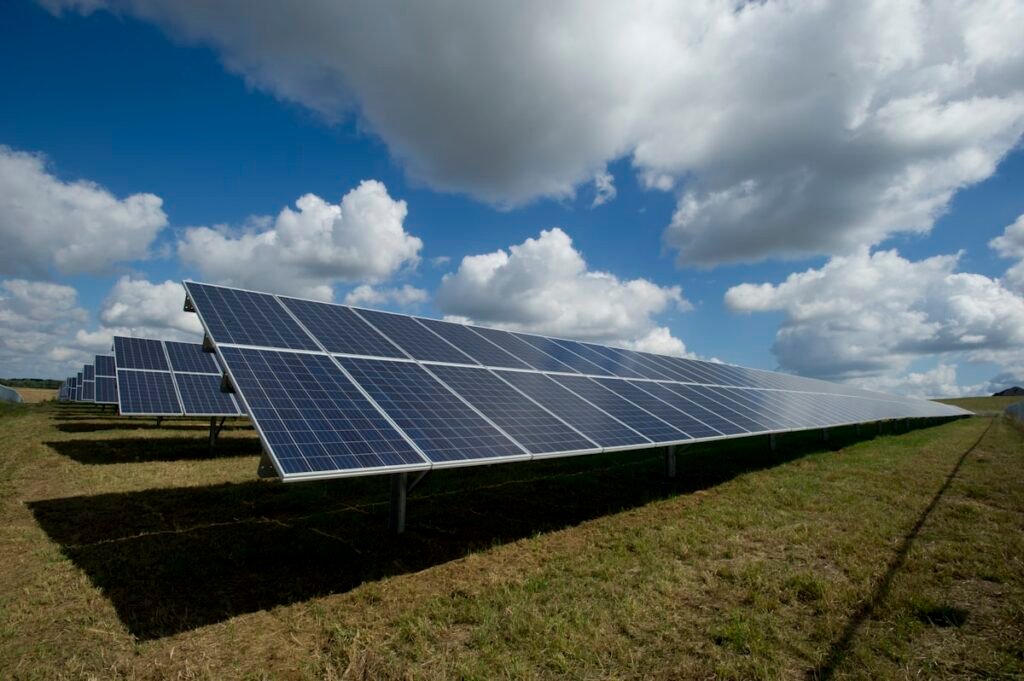 Solvera Energy: microrredes solares comunitarias para barrios sin acceso estable a la red electrica.