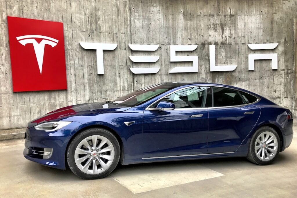 UrbanCharge: red de puntos de recarga rapida para vehiculos electricos en zonas residenciales.